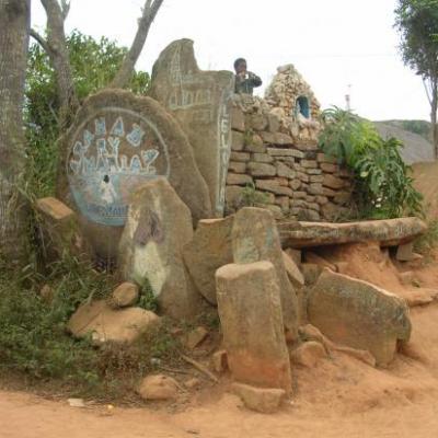 Portail de pierre ronde à l'entrée nord du village
